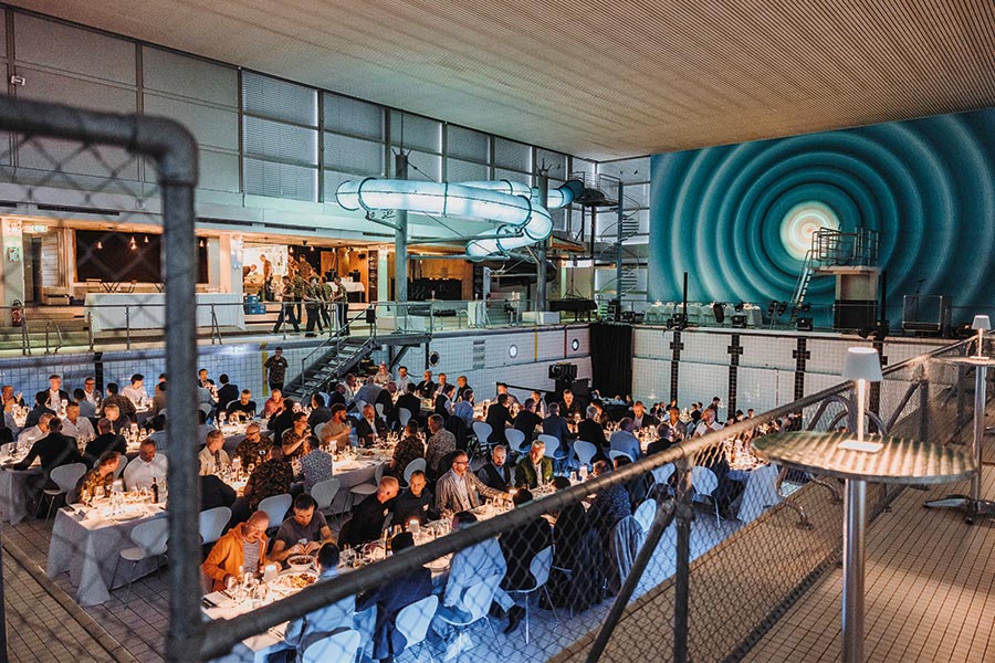 Beim Abendanlass musste trotz leerem Pool kein Networker auf dem Trockenen sitzen. (Bild: Janmaat Fotografie)