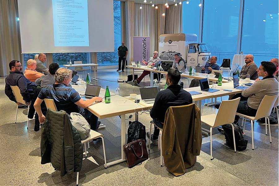 Konzentriert bei der Arbeit: Ein Blick ins Sitzungszimmer des Seminarhotels Weissenstein. (Bild: Andy Zesiger)