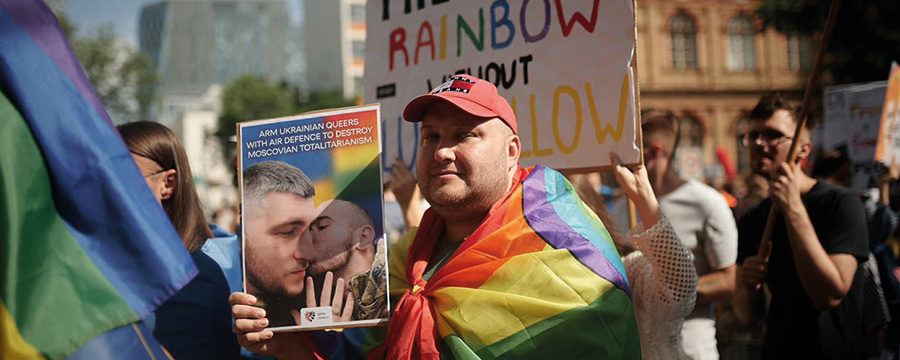 Ein Demonstrant mit einem Poster der Organisation «Ukrainian LGBTIQ+ Military for Equal Rights» (Bild: Facebook/Військові ЛГБТ+)