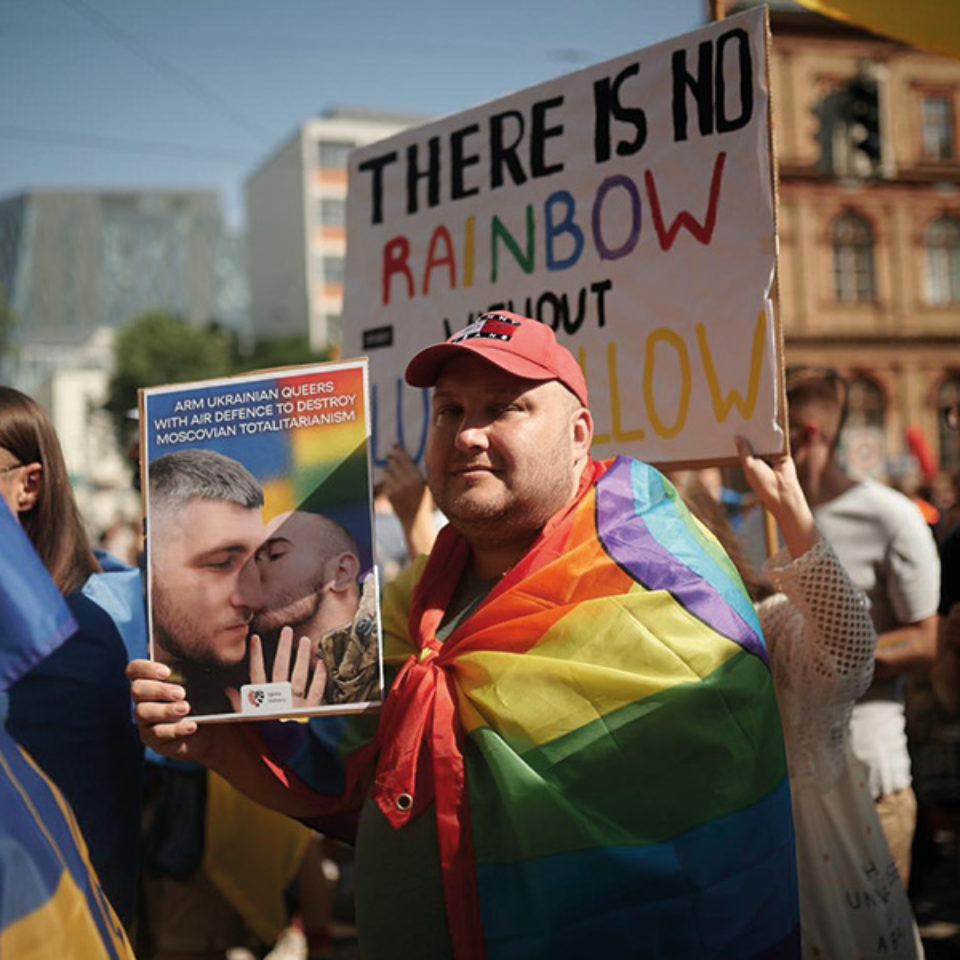 Ein Demonstrant mit einem Poster der Organisation «Ukrainian LGBTIQ+ Military for Equal Rights» (Bild: Facebook/Військові ЛГБТ+)
