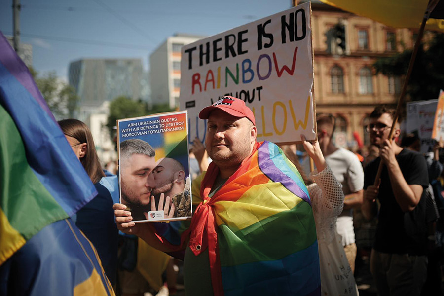 Ein Demonstrant mit einem Poster der Organisation «Ukrainian LGBTIQ+ Military for Equal Rights» (Bild: Facebook/Військові ЛГБТ+)