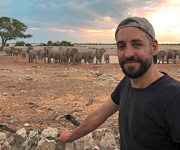 Hoch frequentiertes Wasserloch in Namibia: Mario begibt sich gerne auf kulturelle Entdeckungsreise (Bild: zVg)