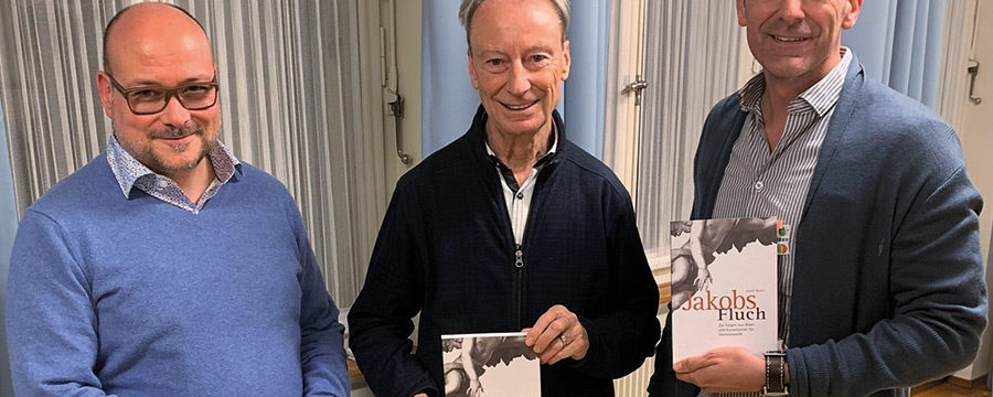 Josef Burri (Mitte) mit den Moderatoren des Abends Patrick Nemeshazy (links) und Markus Dinhobl (Bild: Network Bern)