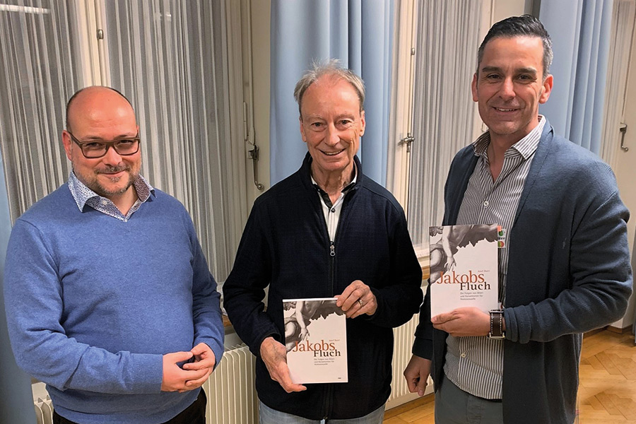 Josef Burri (Mitte) mit den Moderatoren des Abends Patrick Nemeshazy (links) und Markus Dinhobl (Bild: Network Bern)
