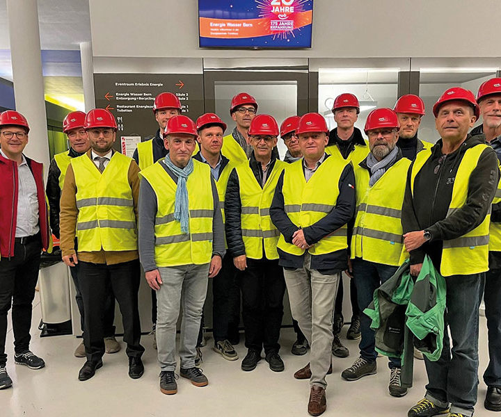 16 Networker inspizierten die Energiezentrale. Dresscode: Baustelle. (Bild: Dominic Nellen)