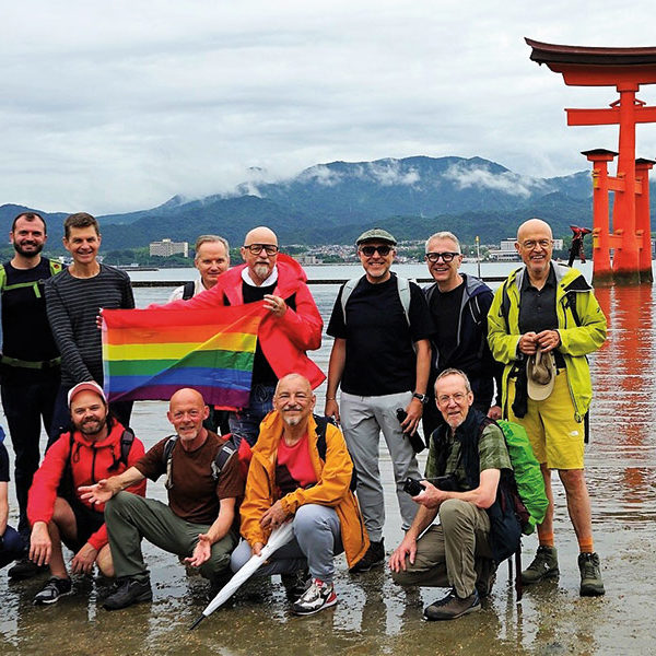 Mit wehender Pride-Flagge durch Japan: die Reisegruppe von Networker René Böhlen (unten links) (Bild: Pink Alpine)