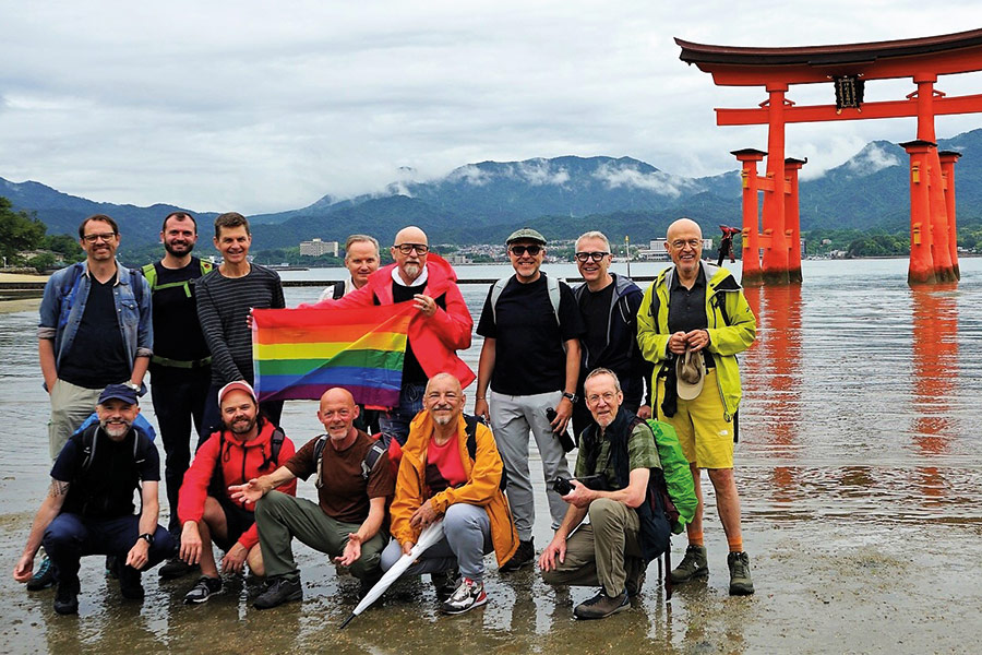 Mit wehender Pride-Flagge durch Japan: die Reisegruppe von Networker René Böhlen (unten links) (Bild: Pink Alpine)
