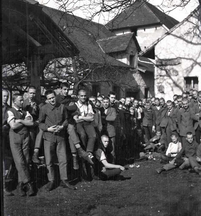 Das Bild zeigt eine grosse Gruppe von Zöglingen auf der Hochwacht der Festung Aarburg um 1920/25.