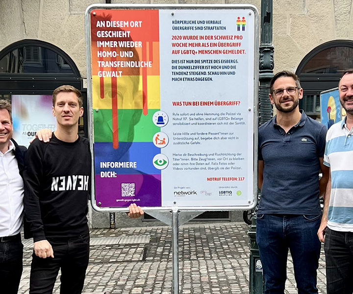 Vier Zürcher Networker aus der Arbeitsgruppe mit ihrem Plakat auf dem Hirschenplatz. (Bild: Network)
