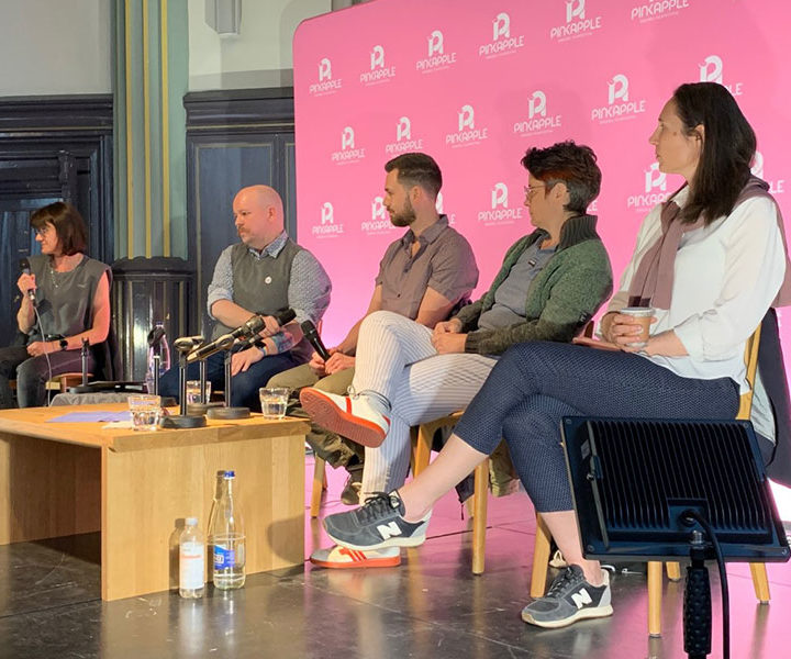 Die Teilnehmende am Pink-Apple-Podium.