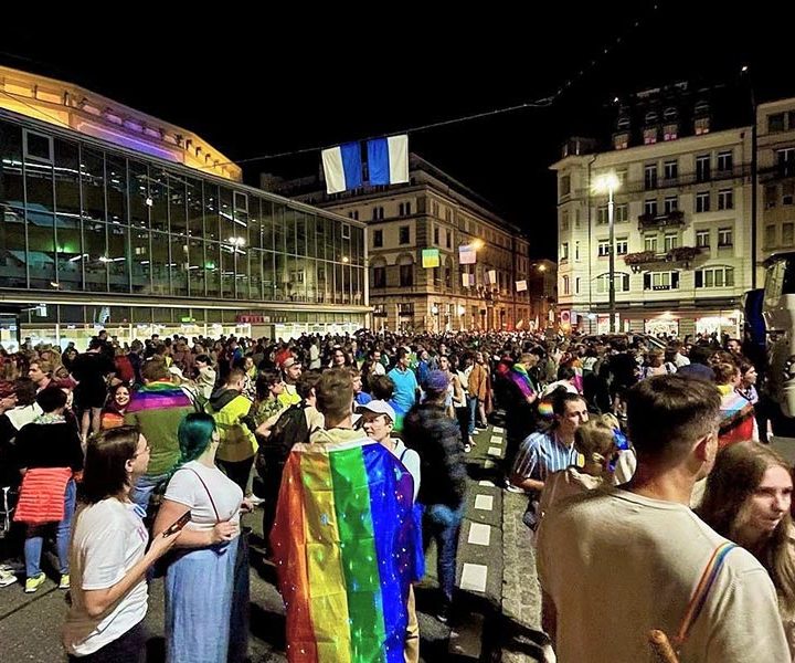 Brachten Farbe und Licht in die Stadt: Die rund 1'000 Teilnehmer:innen der Pride-Demo in Luzern. (Bild: instagram.com/enielanshur)