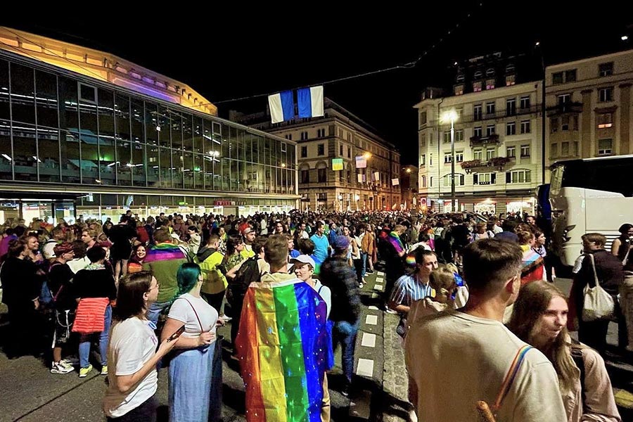 Brachten Farbe und Licht in die Stadt: Die rund 1'000 Teilnehmer:innen der Pride-Demo in Luzern. (Bild: instagram.com/enielanshur)