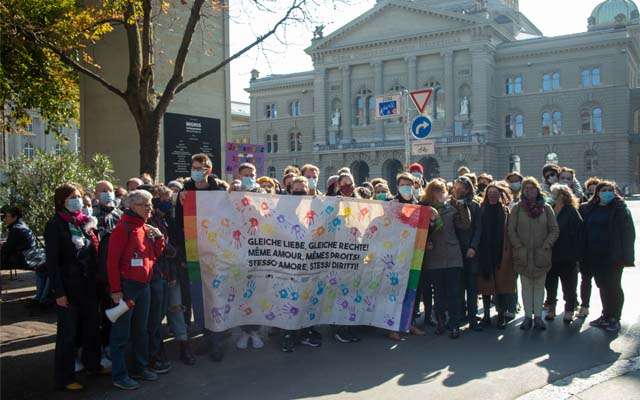 Rund 50 Personen demonstrierten vor dem Bundeshaus in Bern für die Ehe für alle.