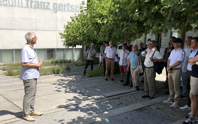 Bernhard Pulver begrüsst die Networker vor dem Museum Franz Gertsch.