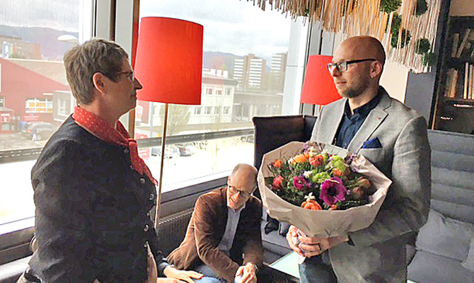 Regionalleiter Michael Müller überreicht der Luzerner Stadträtin Ursula Stämmer-Horst einen Blumenstrauss.