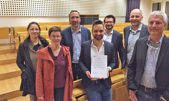 Alan David Sangines (Mitte) wurde mit dem NETWORK-LGBTI-Forschungspreis ausgezeichnet.