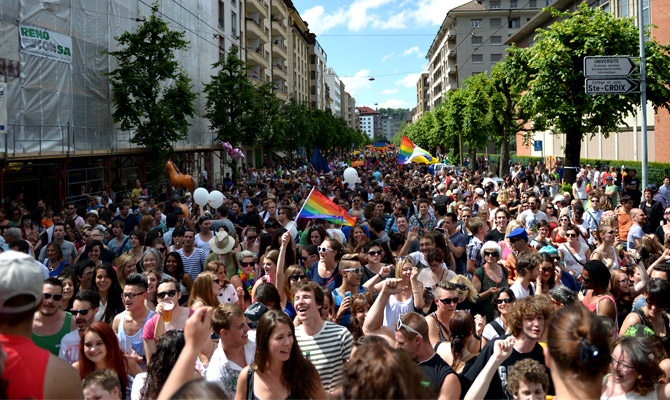 12'000 Menschen zogen im Rahmen der Fribourg Pride 2013 durch die Strassen.