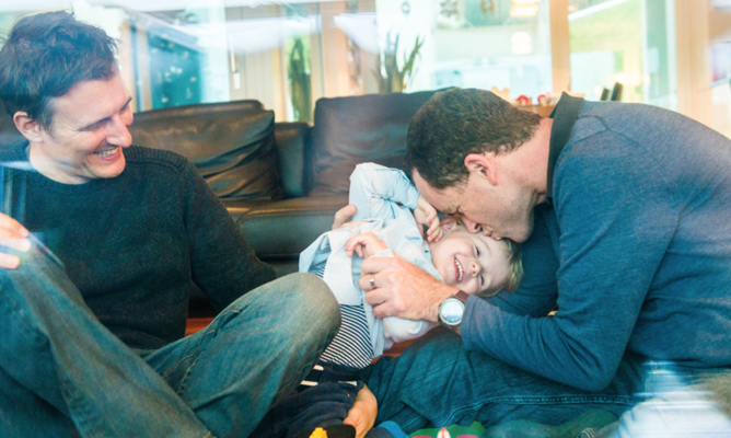 Steht bald die Stiefkindadoption für gleichgeschlechtliche Paare offen? (Bild: Raphael Hadad for DISPLAY Magazine