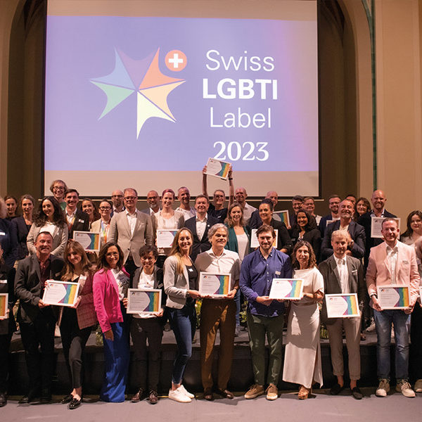 Die Vertreter*innen der 22 Organisationen an der Zeremonie in Bern (Bild: Sandra Meier