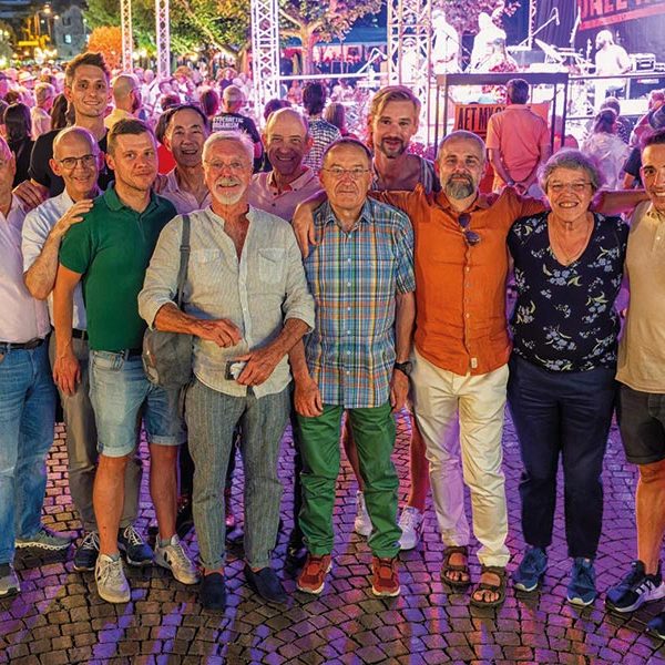 Die bunte Gruppe vor einer der Bühnen des JazzAscona (Bild: network Tessin)