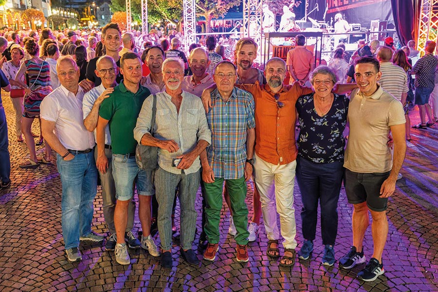 Die bunte Gruppe vor einer der Bühnen des JazzAscona (Bild: network Tessin)