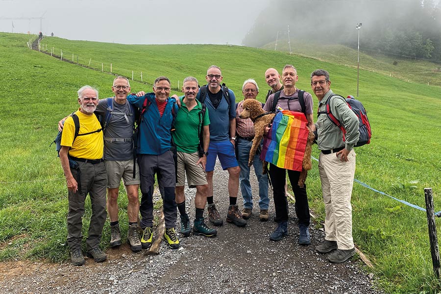 Beste Stimmung trotz Nebel: die Networker beim Wandern in der Zentralschweiz (Bild: Pink Alpine)