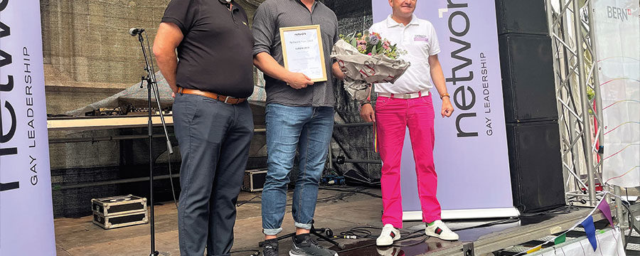 Il vincitore del premio Curdin Orlik (al centro)