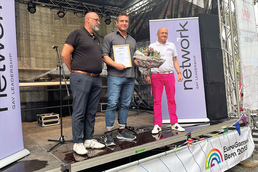Il vincitore del premio Curdin Orlik (al centro)