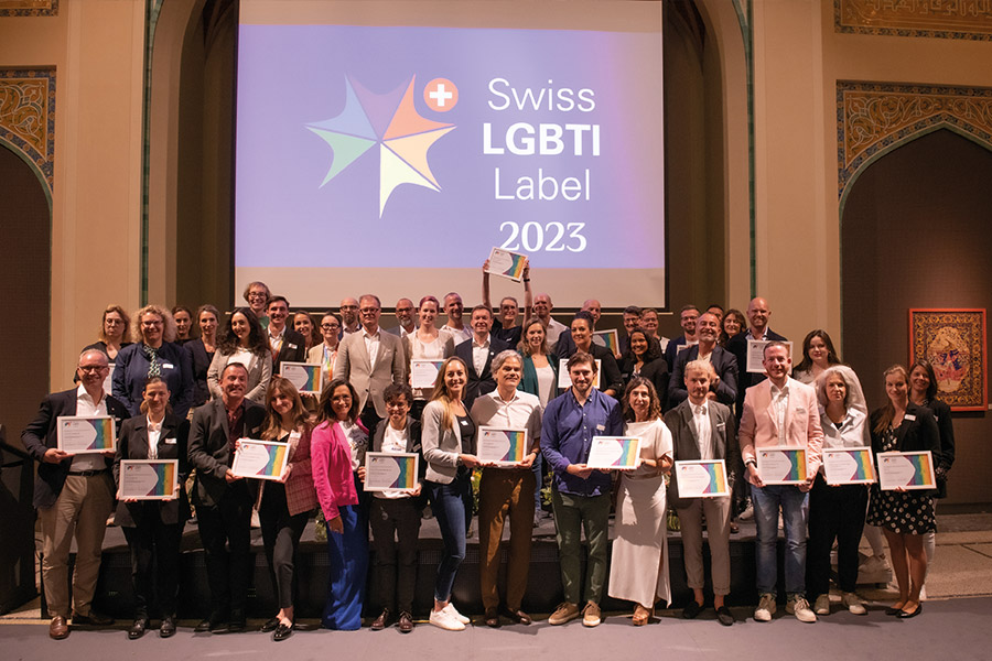 Le rappresentanti e i rappresentanti delle 22 organizzazioni presenti alla cerimonia di Berna (Foto: Sandra Meier