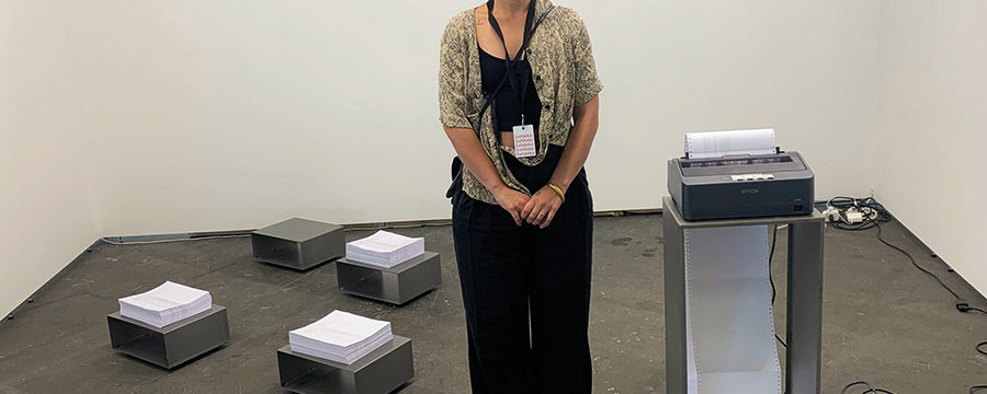 Clarissa Baldassarri riceve i soci di Network nella sua installazione alla Liste Art Fair Basel (Foto: Robert Lussi)