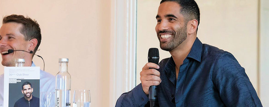 L'animateur Thomas Huwiler (à gauche) et l'invité d'honneur Ouissem Belgacem