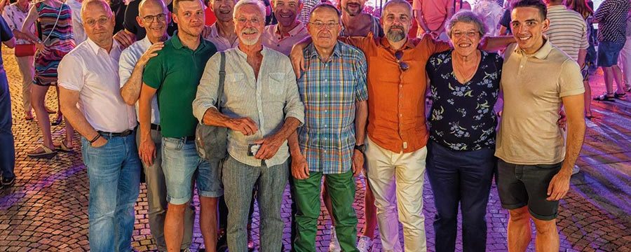 Il gruppo variegato davanti a uno dei palchi del JazzAscona (Foto: network Ticino)