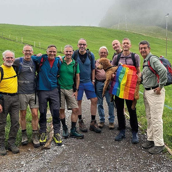 Excellente ambiance malgré les nuages: les networkers en randonnée en Suisse centrale (Foto: Pink Alpine)