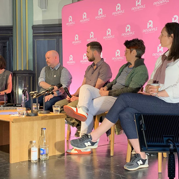 Les participants au débat de Pink-Apple.