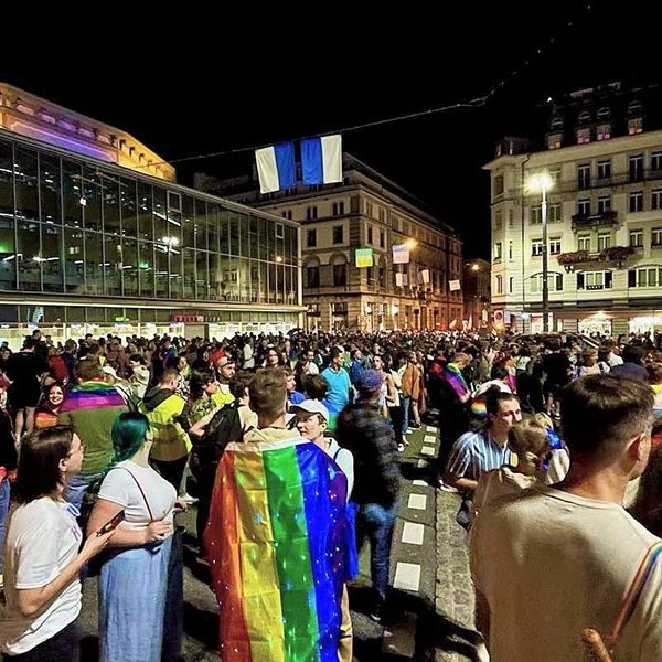 Les quelque 1'000 participants à la Pride de Lucerne ont apporté de la couleur et de la lumière dans la ville. (Photo: instagram.com/enielanshur)