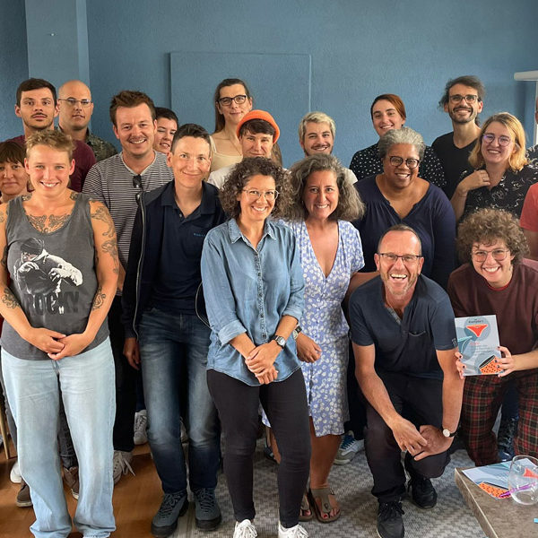 Se serrer les coudes pour la photo de groupe et pour la communauté: La dernière rencontre de Neuchâtel. (Source: Network Vaud)