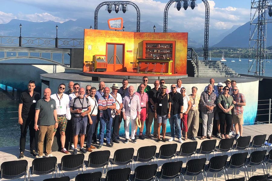 Juste avant la représentation : les invités de Network et Wybernet inspectent déjà la scène du lac. (Source: Network Berne)