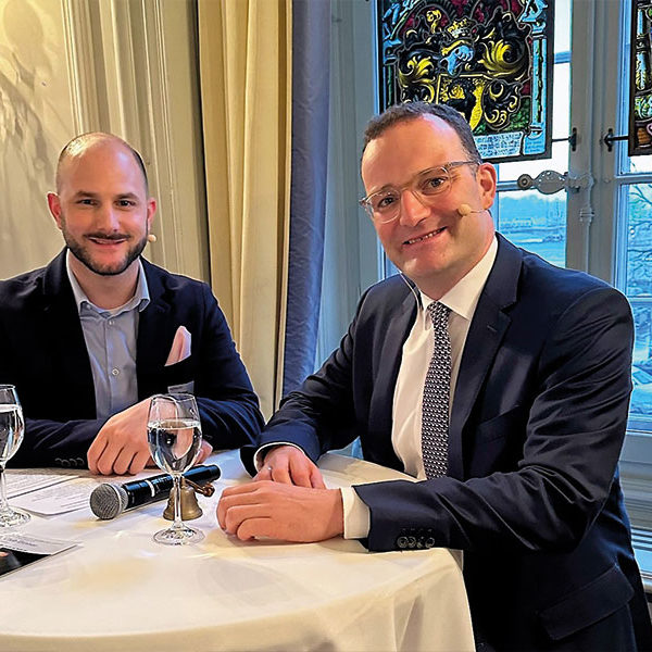Michael Rauchenstein (a sinistra) con l’ospite della cena Jens Spahn a Zurigo (Foto: Network Zurigo)
