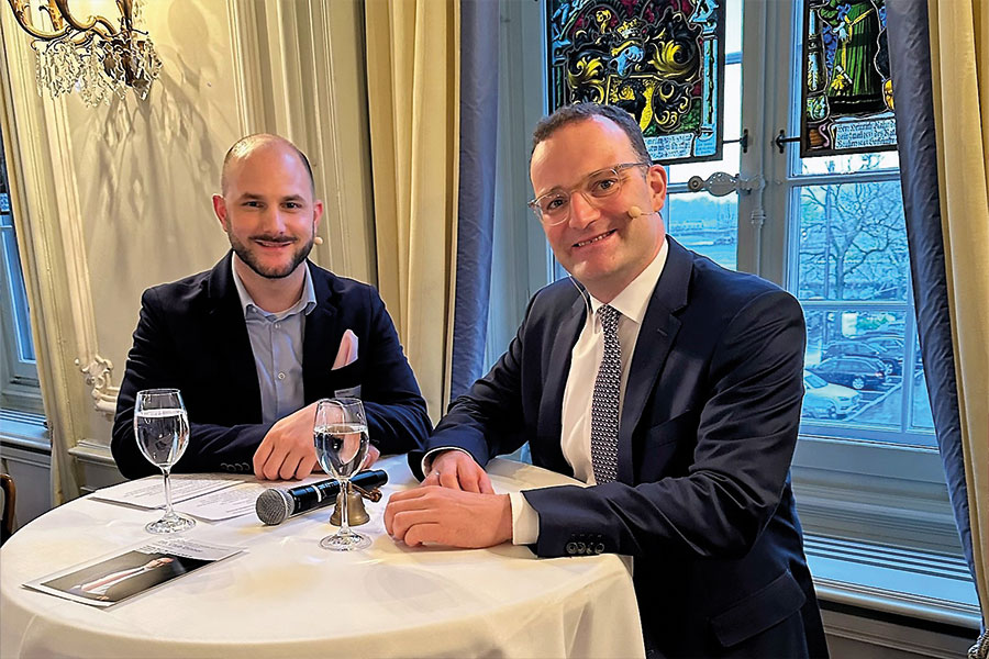 Michael Rauchenstein (a sinistra) con l’ospite della cena Jens Spahn a Zurigo (Foto: Network Zurigo)