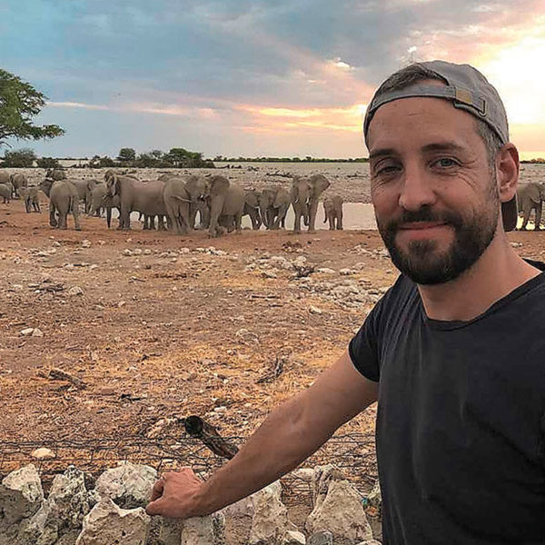 Un pozzo molto frequentato in Namibia: Mario ama scoprire altre culture. (Foto: messa a disposizione)