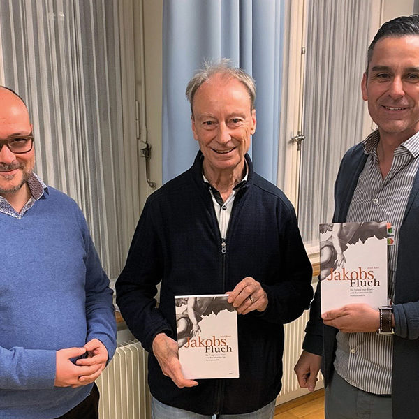 Josef Burri (al centro) con i moderatori della serata Patrick Nemeshazy (a sinistra) e Markus Dinhobl (Foto: Network Berna)