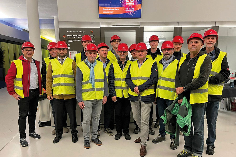 16 soci di Network hanno ispezionato la centrale elettrica. Il dress code: da cantiere. (foto: Dominic Nellen)