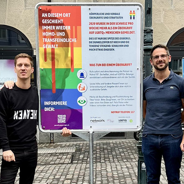 Quattro soci di Network Zurigo con il loro cartellone a Hirschenplatz. (Foto: Network)