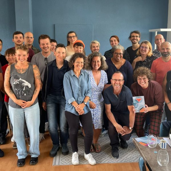 Insieme per la foto di gruppo e per la comunità: l’ultimo incontro a Neuchâtel. Fonte delle immagini: Network Vaud