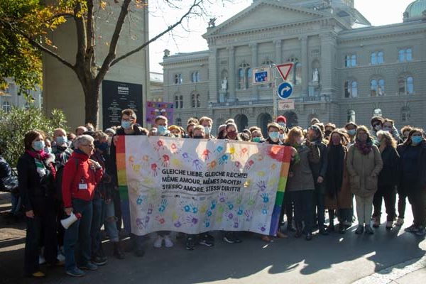 Une cinquantaine de personnes ont manifesté devant le Palais fédéral à Berne pour le Mariage pour tous.