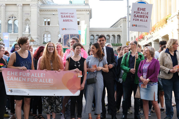 Il 30 agosto l’Organizzazione svizzera delle lesbiche (LOS) e la Federazione Famiglie Arcobaleno hanno organizzato una protesta davanti al Palazzo federale a Berna per l’accesso alla donazione di sperma.