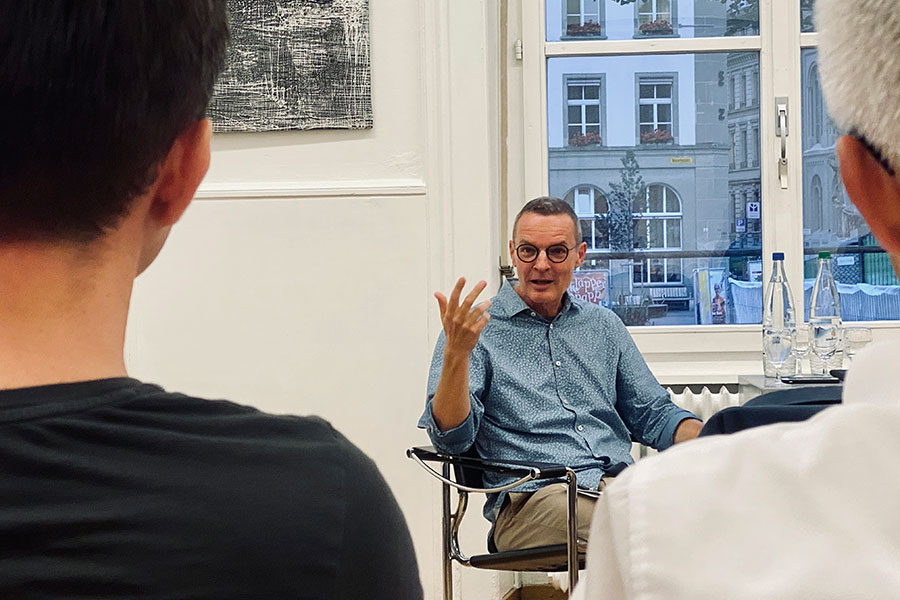Stefan Faust nel dibattito con i soci di Network presenti. (Foto: Mirko Beetschen)